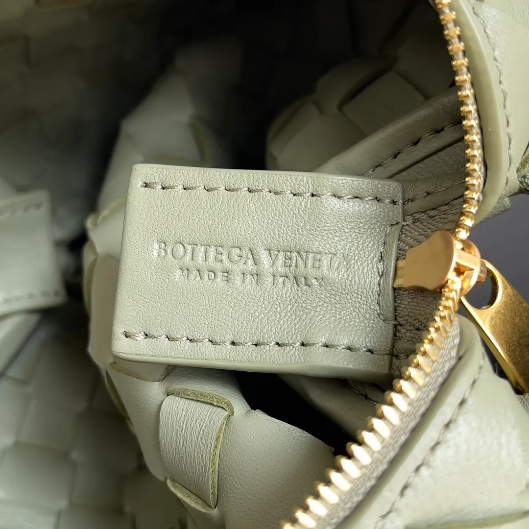 Batch 1560 New version and new color (third generation) 𝗕𝗼𝘁𝘁𝗲𝗴𝗮 𝗩𝗲𝗻𝗲𝘁𝗮———— The latest version of the loop camera bag💥 at the BV King of Cost-Effectiveness counter, large woven texture➕As always, ultra-high-quality lambskin, with zippers and adjustable drawstrings, it is especially suitable for the belly💫It can fit anything, and it is very light in weight. It is suitable for girls of all ages. Size: 17*10*6cm Style number: 723547